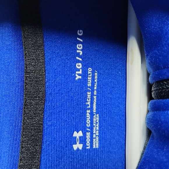 Youth boys Under armour zip up jacket. - Picture 4 of 6